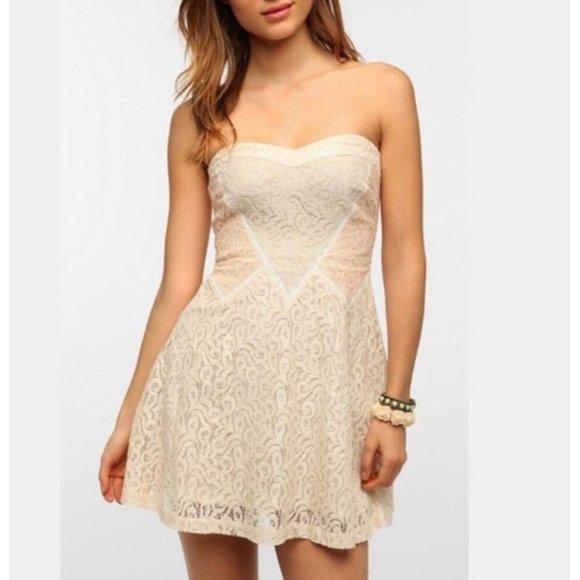 Anthro x KIMCHI BLUE Cream Mini Dress 0 XS Strapless Lace Sweetheart Paisley - Picture 4 of 12